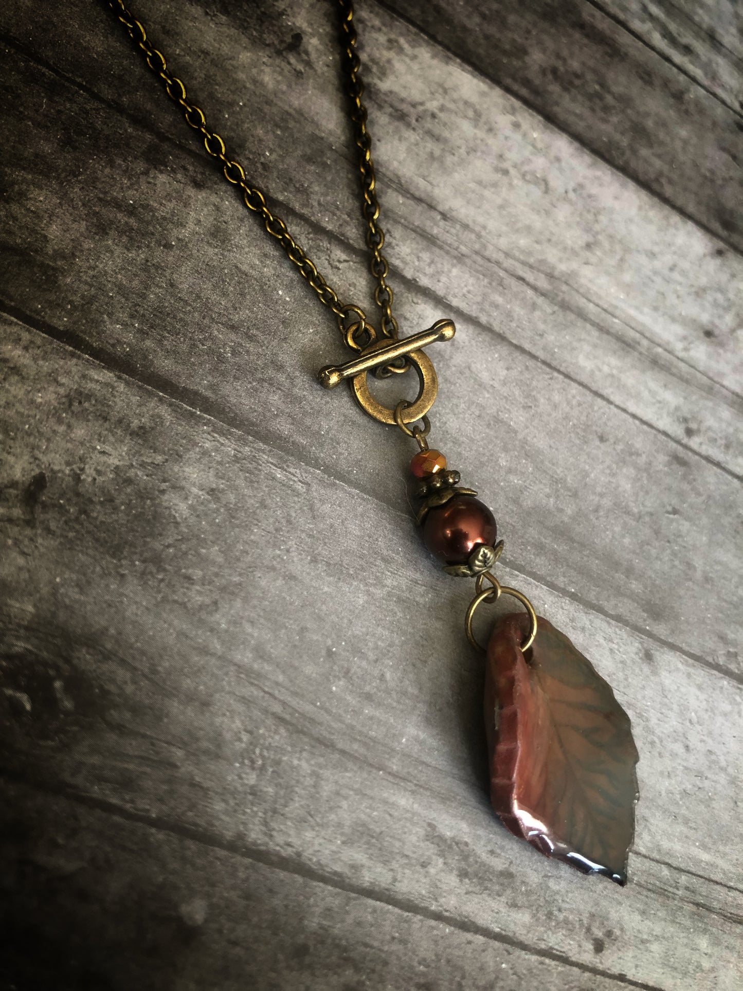 Clay Leaf Toggle Tied Short Necklace