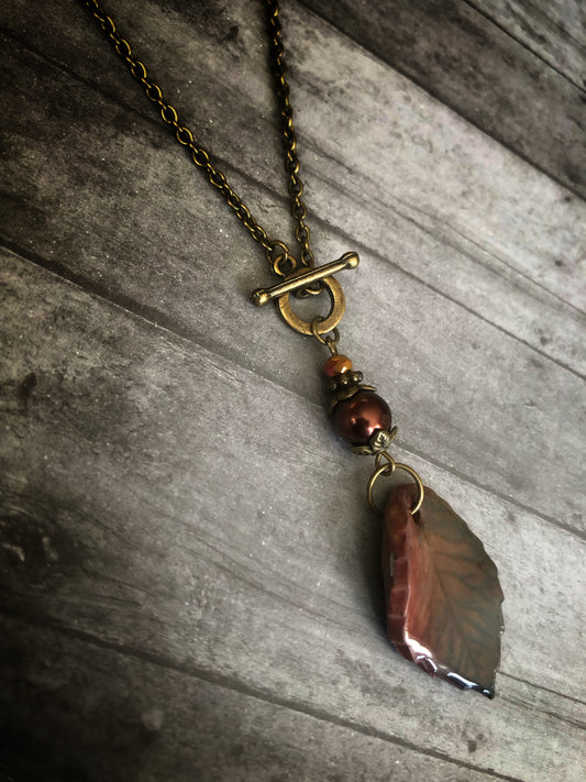 Clay Leaf Toggle Tied Short Necklace