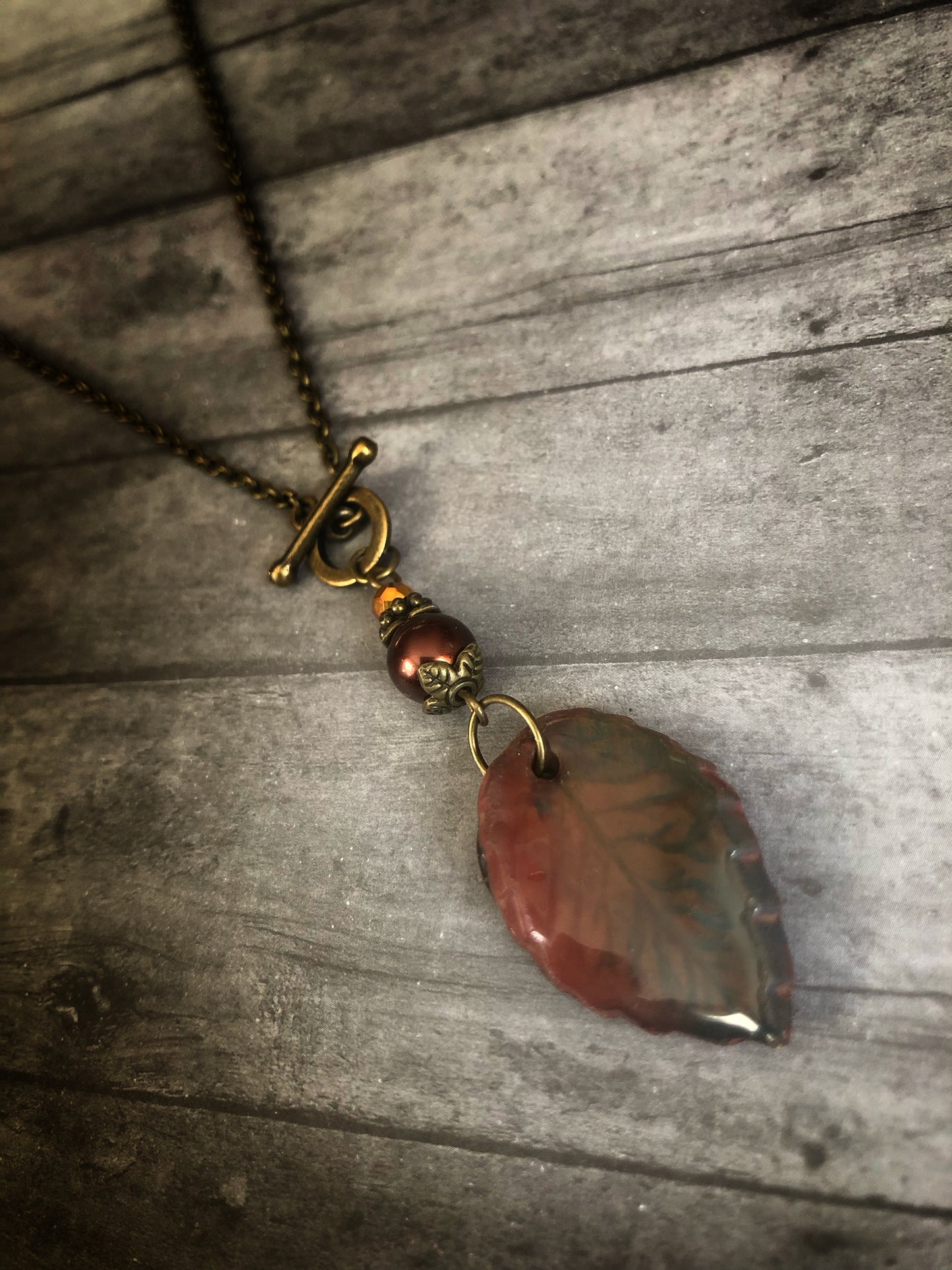 Clay Leaf Toggle Tied Short Necklace